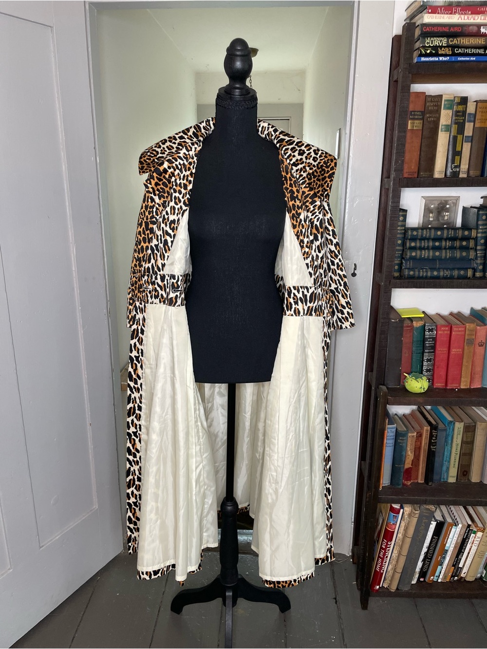 Trashy Diva coat dress, leopard print, 2 button closure, white satin lining - Picture 4 of 8